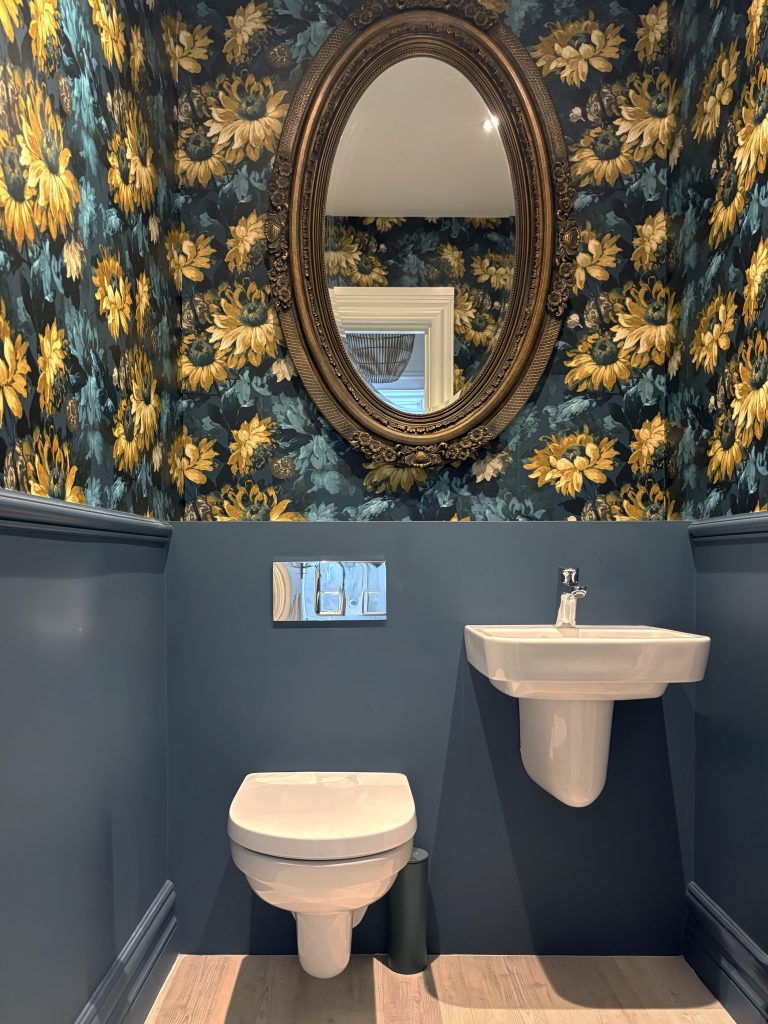 Floral wallpaper - bathroom design - Regina Rogers Design